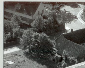 Artiklen i Internet-avisen bringer dette foto fra bogen. Her ses Brdr. Pedersens Maskinfabrik, der lå, hvor Hammels kulturhus InSide nu ligger. Klik på billedet for at se det i stort format. Kilde: Lokalhistorisk Arkiv i Hammel.